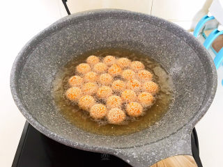 16、南瓜芝麻球,炸至南瓜芝麻球漂浮上来