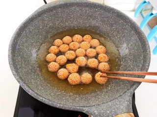 17、南瓜芝麻球,用筷子把每个南瓜芝麻球压一压，给南瓜芝麻球排排气