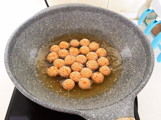 18、南瓜芝麻球,排气后的南瓜芝麻球长大了一圈，又漂浮上来就熟了