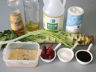 1、凉拌莴笋,准备好所需要的食材。