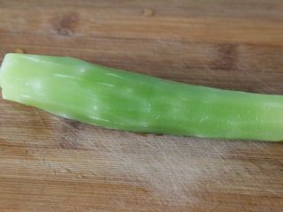 2、凉拌莴笋,莴笋去皮洗净。