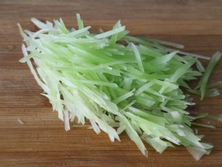 3、凉拌莴笋,切成细丝。