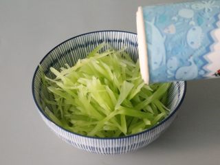 4、凉拌莴笋,莴笋装入碗中，倒入一勺食用盐。