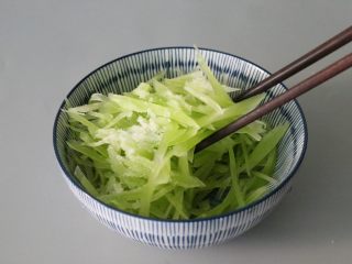 5、凉拌莴笋,搅拌均匀，腌制15分钟。