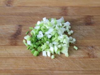 6、凉拌莴笋,把小葱切末备用。