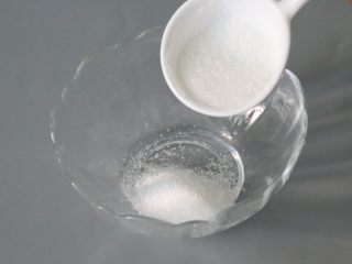 7、凉拌莴笋,拿一个碗，放入白砂糖一小勺。