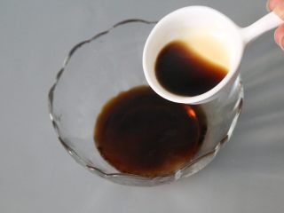 8、凉拌莴笋,放入生抽2瓷勺的量。