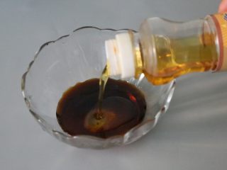 9、凉拌莴笋,放入少许香油。