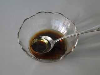 11、凉拌莴笋,搅拌均匀，直至所有糖融化。