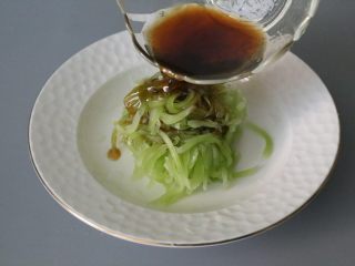 12、凉拌莴笋,挤干水分的莴笋放入盘子，淋上调好的汁。