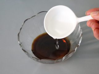 10、凉拌莴笋,加入一勺白醋。