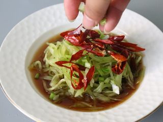 13、凉拌莴笋,依次放上辣椒丝、葱、白芝麻。