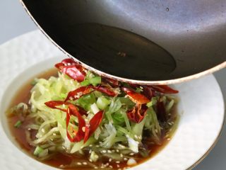 14、凉拌莴笋,烧少许油，至微微冒烟后，淋在辣椒段上。