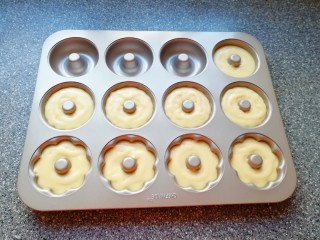 8、椰香小蛋糕,模具里面薄薄的涂上一层黄油防粘，将蛋糕糊挤入模具，7-8分满即可。