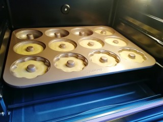 9、椰香小蛋糕,送入预热好的烤箱。