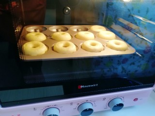 10、椰香小蛋糕,上下管170度烤18分钟。