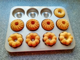 12、椰香小蛋糕,完整脱模。