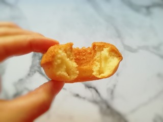 18、椰香小蛋糕,咬一口，松软香甜。