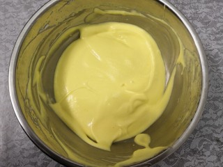 11、无油肉松蛋糕卷,把蛋白和蛋黄面糊,切拌均匀