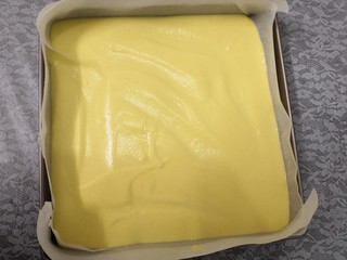 12、无油肉松蛋糕卷,模具中,垫上一层油纸,倒入面糊,晃均匀,震出大气泡