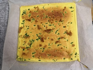 15、无油肉松蛋糕卷,时间到,取出蛋糕坯,凉凉