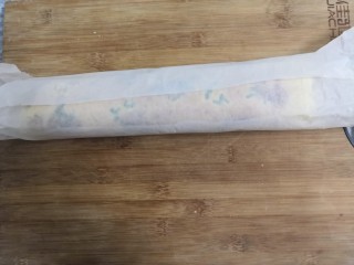 19、无油肉松蛋糕卷,用油纸包好,卷起来,放冰箱冷藏1小时,定型