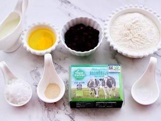 1、蜜豆酸奶华夫饼,首先把做华夫饼的所有食材称重。