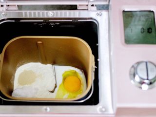 2、蜜豆酸奶华夫饼,把称重的所有食材倒入面包机里，启动和面模式开始和面。