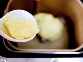 3、蜜豆酸奶华夫饼,一个和面程序后，加入黄油继续和面10分钟。