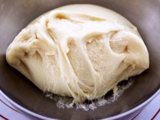 5、蜜豆酸奶华夫饼,发酵好的面团呈蜂窝状。