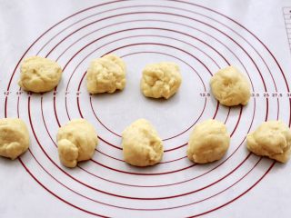 6、蜜豆酸奶华夫饼,把发酵好的面团，排气揉匀后，平均分成9份。