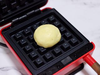 12、蜜豆酸奶华夫饼,把华夫饼机提前预热后，把做好的面团放入华夫饼机中。