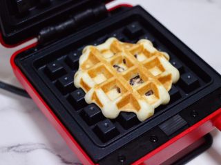 13、蜜豆酸奶华夫饼,盖上盖子开始烙至，看见华夫饼两面烙至金黄色即可，刚才大概需要2分钟左右。
