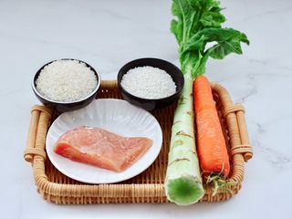 1、鸡丁莴苣小炒@小兔子饭团,首先备齐所有的食材。