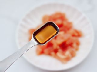 2、鸡丁莴苣小炒@小兔子饭团,鸡胸肉洗净后切成小丁，加入料酒去腥。