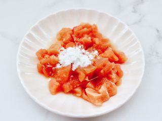 3、鸡丁莴苣小炒@小兔子饭团,再放入淀粉，这样炒出来的鸡丁鲜嫩多汁不发柴。