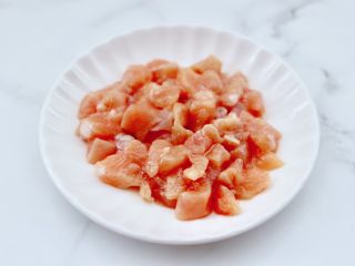 4、鸡丁莴苣小炒@小兔子饭团,把鸡胸肉搅拌均匀腌制10分钟。