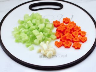 5、鸡丁莴苣小炒@小兔子饭团,莴苣去外皮洗净切成小丁，胡萝卜刻成宝贝喜欢的小花朵，大蒜去皮切薄片。