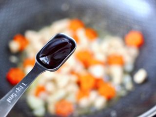 8、鸡丁莴苣小炒@小兔子饭团,这个时候加入蚝油调味调色增加口感。