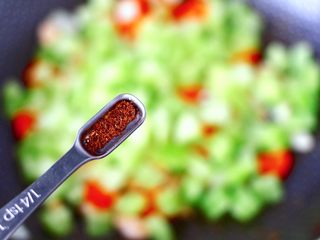 11、鸡丁莴苣小炒@小兔子饭团,加入花椒粉增香。