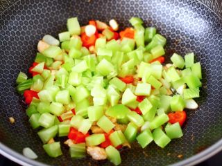 10、鸡丁莴苣小炒@小兔子饭团,加入莴苣丁翻炒均匀。