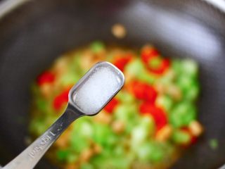 12、鸡丁莴苣小炒@小兔子饭团,再加入盐调味。