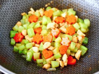 13、鸡丁莴苣小炒@小兔子饭团,大火快速翻炒至莴苣断生变色即可关火。