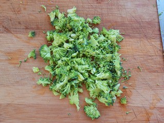 2、花式米饭之爱心蛋包饭,西兰花用盐水泡一会儿洗干净，切碎备用