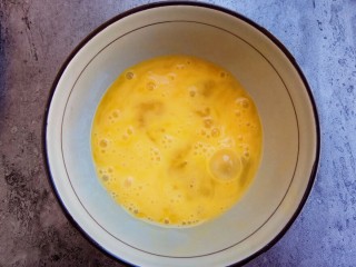 3、花式米饭之爱心蛋包饭,鸡蛋打散备用