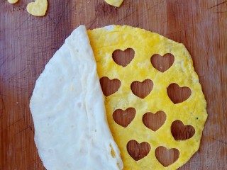 11、花式米饭之爱心蛋包饭,把黄色蛋皮印出爱心，白色蛋皮放在上面