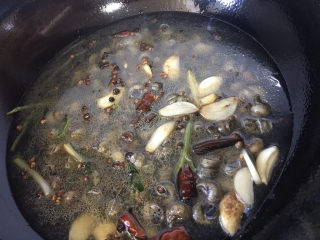 7、麻辣田螺,加入适量的开水，田螺一定要烧熟，最好还是加水多煮一会儿，一定要熟透