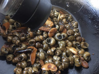 13、麻辣田螺,留少许的汤汁，最后撒入现磨的黑胡椒翻炒均匀即可出锅