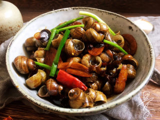 14、麻辣田螺,装盘