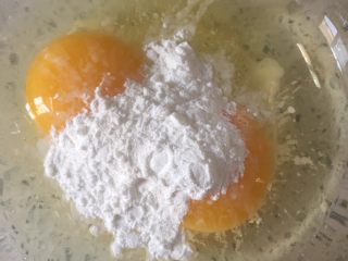 3、紫薯蛋卷,3️⃣ 加入20g淀粉。